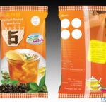 ชาดำอบรมสำเร็จ 5 บอลชาสูตรไทยแรกในถุงส้ม ขนาด 450 กรัม พร้อมภาพแสดงช้อนชาและเครื่องปั้นอบชา