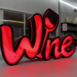 ป้ายไฟ wine สีแดงสด ทรงอักษร LED วัดเมื่อติดไฟ