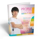 สมุดโปรไฟล์ศิลปี่นัฒพลมวลการ ออกแบบกราฟิก แสดงภาพเยาวชนชายสวมเสื้อขาวพร้อมส่วนประกอบข้อมูลส่วนตัว