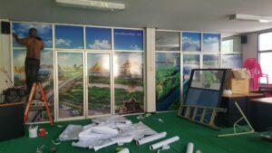 ห้องการติดตั้งภาพสถานที่ท่องเที่ยวเมืองไทย พร้อมวัสดุการทำงานและบันไดอลูมิเนียม