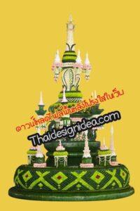 สถูปทรงหลายชั้นประดับด้วยเทียนสีขาว ดอกไม้สีชมพู และประดับด้วยลายทอไทยสีเขียวและเหลือง บนพื้นหลังสีเหลือง