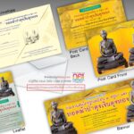 ชุดสื่อการตลาดสีเหลือง พร้อมซองจดหมาย โปสการ์ด แผ่นพับ และแบนเนอร์ที่แสดงรูปปั้นพระเทพ