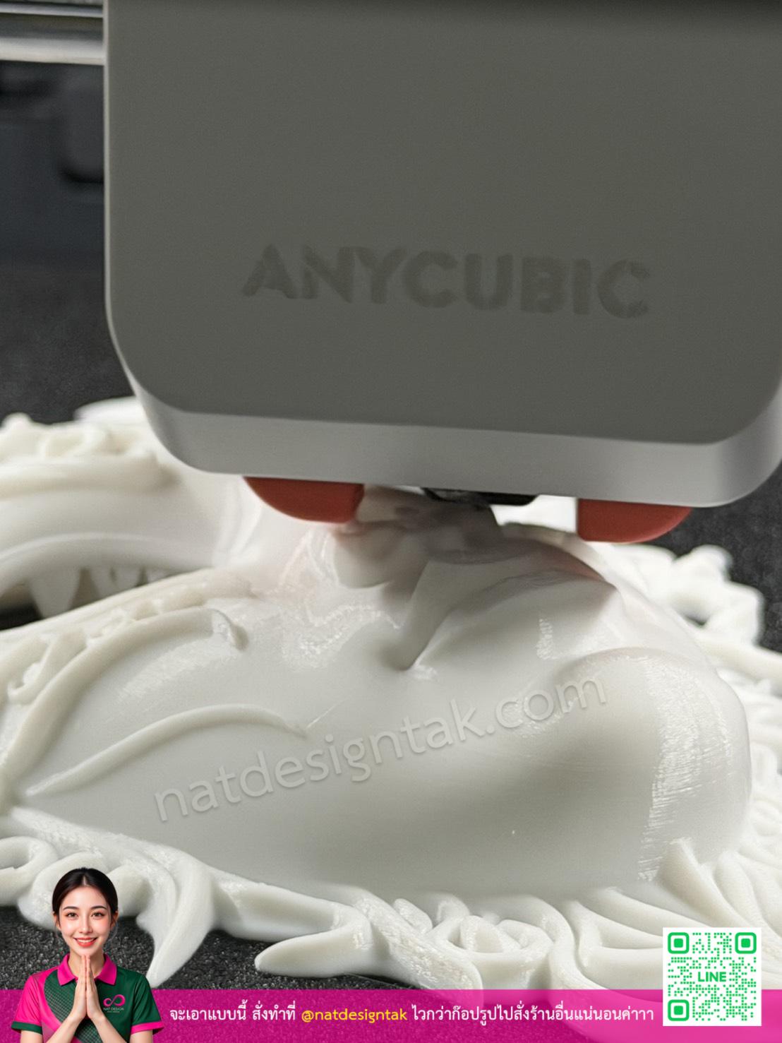 เครื่องพิมพ์ Anycubic ประกอบด้วยหัวฉีดสีแดงที่ทำการพิมพ์หน้ากาก