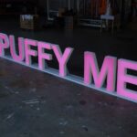 ป้ายไฟชื่อร้าน Puffy Me สีชมพู ตัวอักษร 3D LED จาก Nat Design