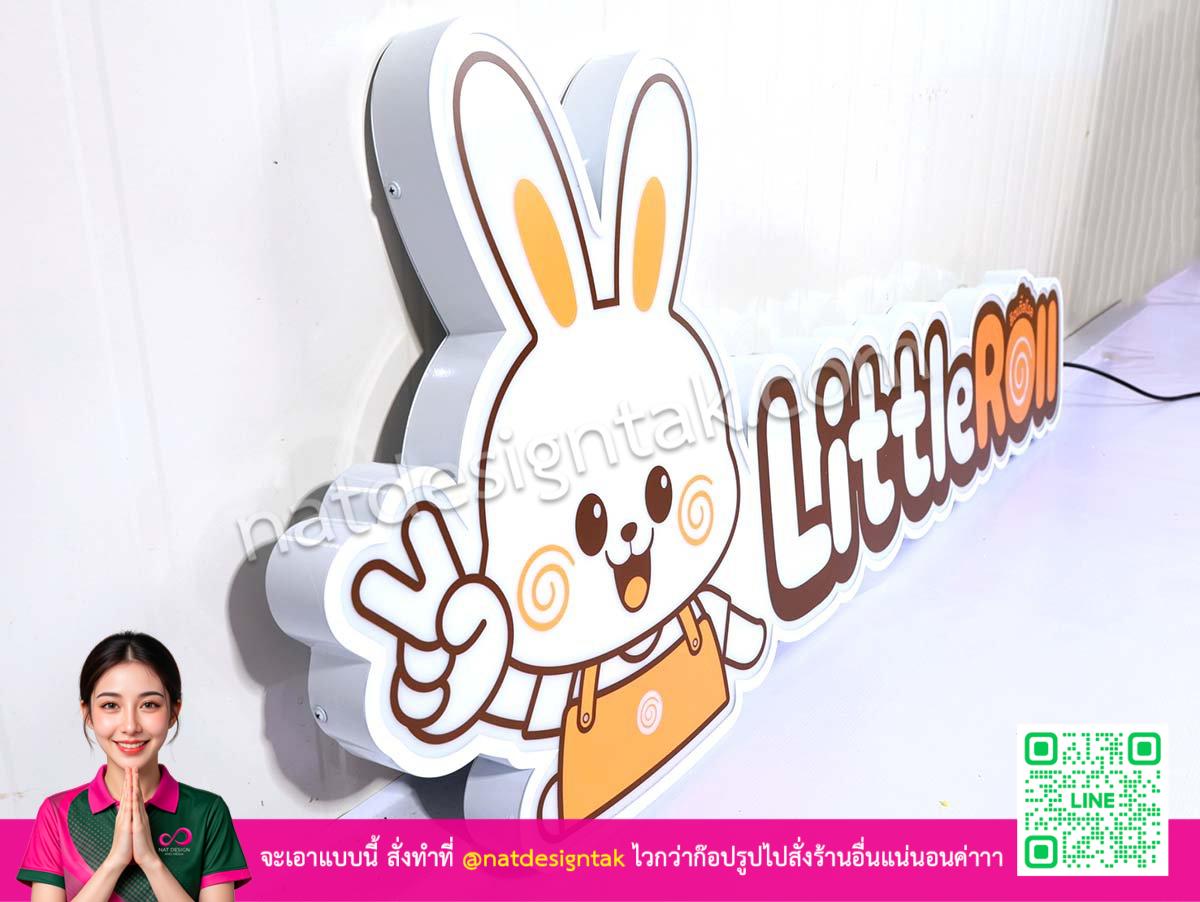 [ภาพรายละเอียดป้ายไฟร้าน Little Roll แง่มุมมาสคอตกระต่ายพลาสติกเด่น]