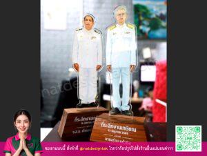 สแตนดี้อะคริลิคใส ที่ระลึกงานเกษียณอายุ มีฐานไม้สัก