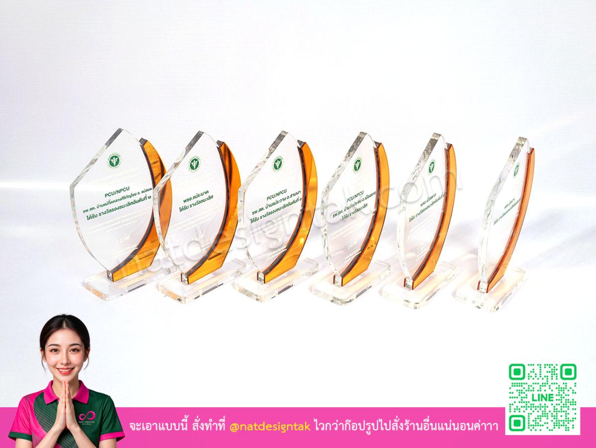 ตัวอย่างโล่เหรียญรางวัลสีทองจำนวนมาก