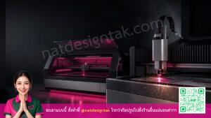 เครื่องตัดเลเซอร์และแกะสลักขนาดใหญ่ที่ทำงานด้วยแสงสีชมพูแดง พร้อมตัวแทนบริษัทหญิงสวยยิ้มให้กล้องและรหัส QR LINE