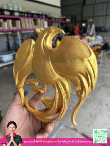 โลโก้ธนาคารกรุงไทยแบบ 3D สีทองถือบนฝ่ามือ