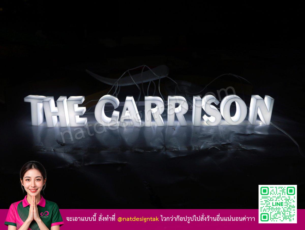 ป้ายไฟตัวอักษร The Garrison ส่องสว่างสีขาว
