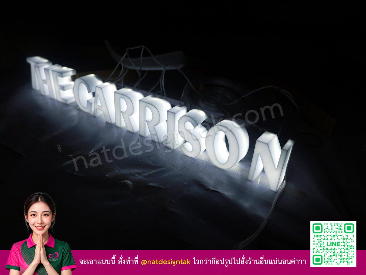ป้ายไฟ THE GARRISON มุมเฉียงเห็นความหนาของตัวอักษร